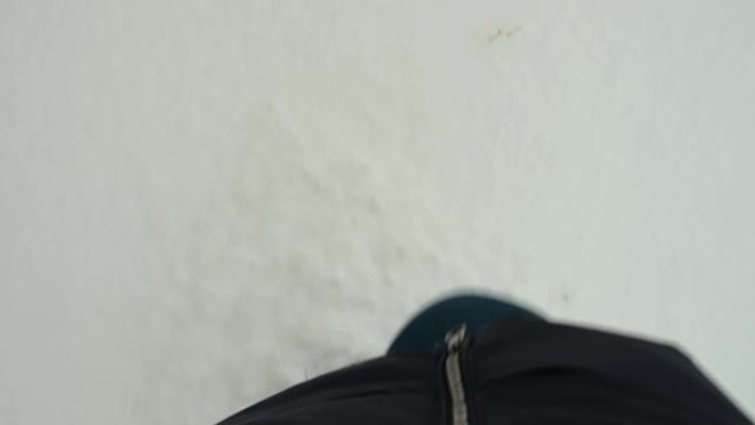 在雪道上行走的女性脚