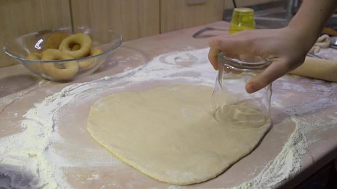 在家庭厨房用面团制备生甜甜圈。
