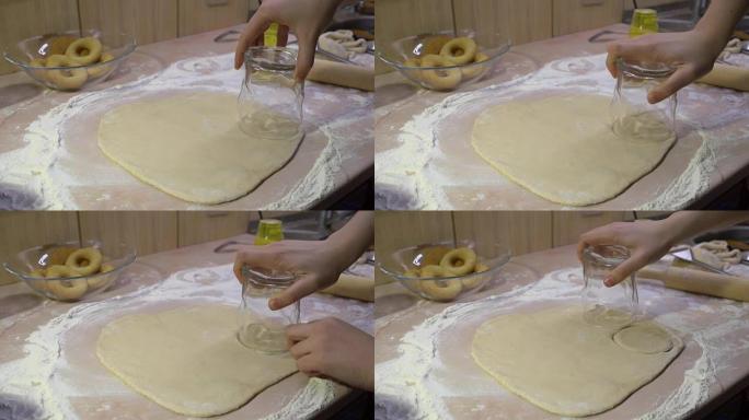 在家庭厨房用面团制备生甜甜圈。