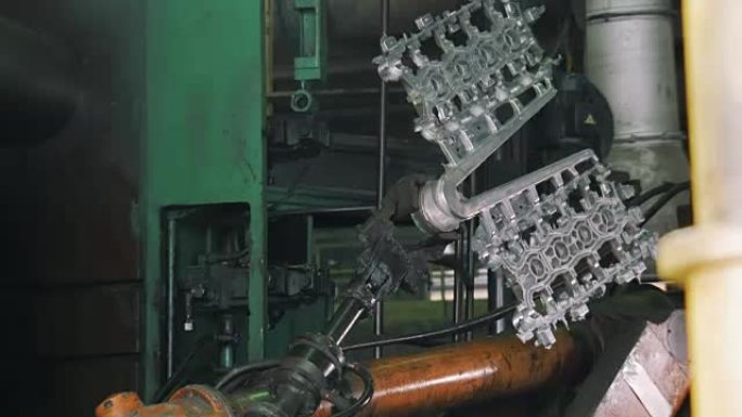 机器人在汽车厂转移汽车发动机的金属细节