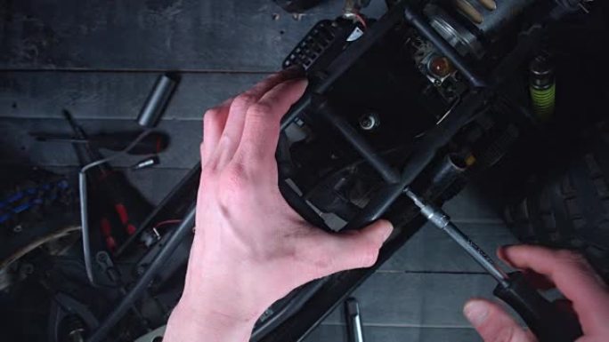 4k技工修理汽车玩具的技术镜头
