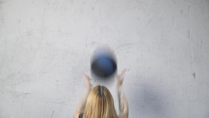 女子表演壁球练习
