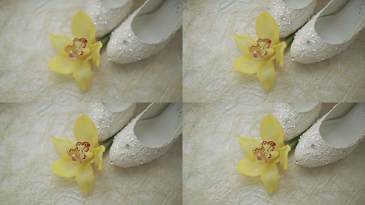 一朵花的白鞋