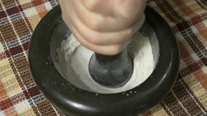 用砂浆研磨蛋壳