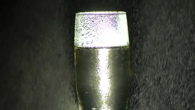 小水滴落在一杯香槟上。