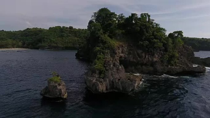 水晶湾海滩岩石洞穴的空中拍摄