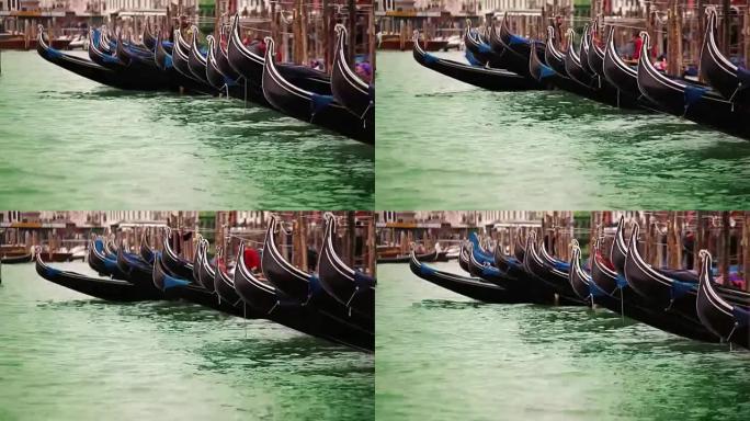 威尼斯吊船停泊在海峡的绿波上