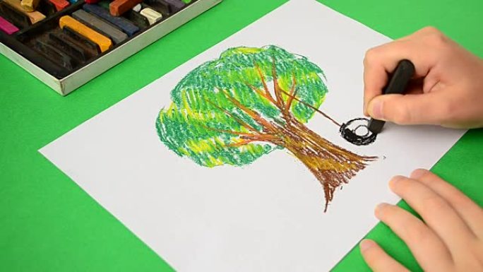 孩子们在纸上画画。画一棵树。