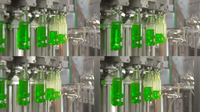 用塑料瓶装瓶柠檬水。柠檬水瓶输送机行业