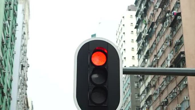 城市高层建筑背景的街道交通红灯