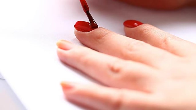 女人用红漆涂指甲