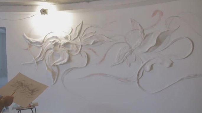 粉刷和浅浮雕在墙上的成型过程