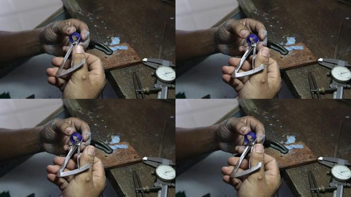 珠宝工匠使用指南针测量戒指的蜡模