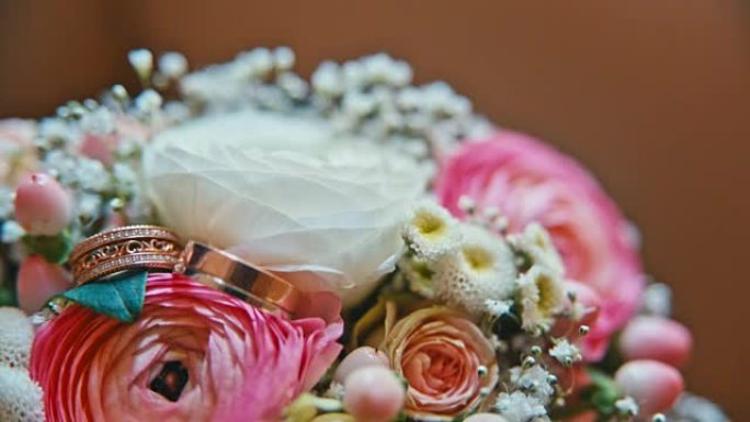 戒指躺在新娘花束上