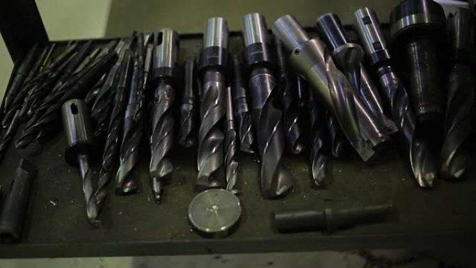 用于切割和加工机器金属零件的齿轮切割钻头，位于架子上的一排