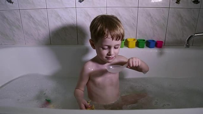 小男孩用泡沫洗澡
