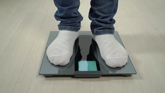 体脂水平不同的家庭在浴室秤上测量体重