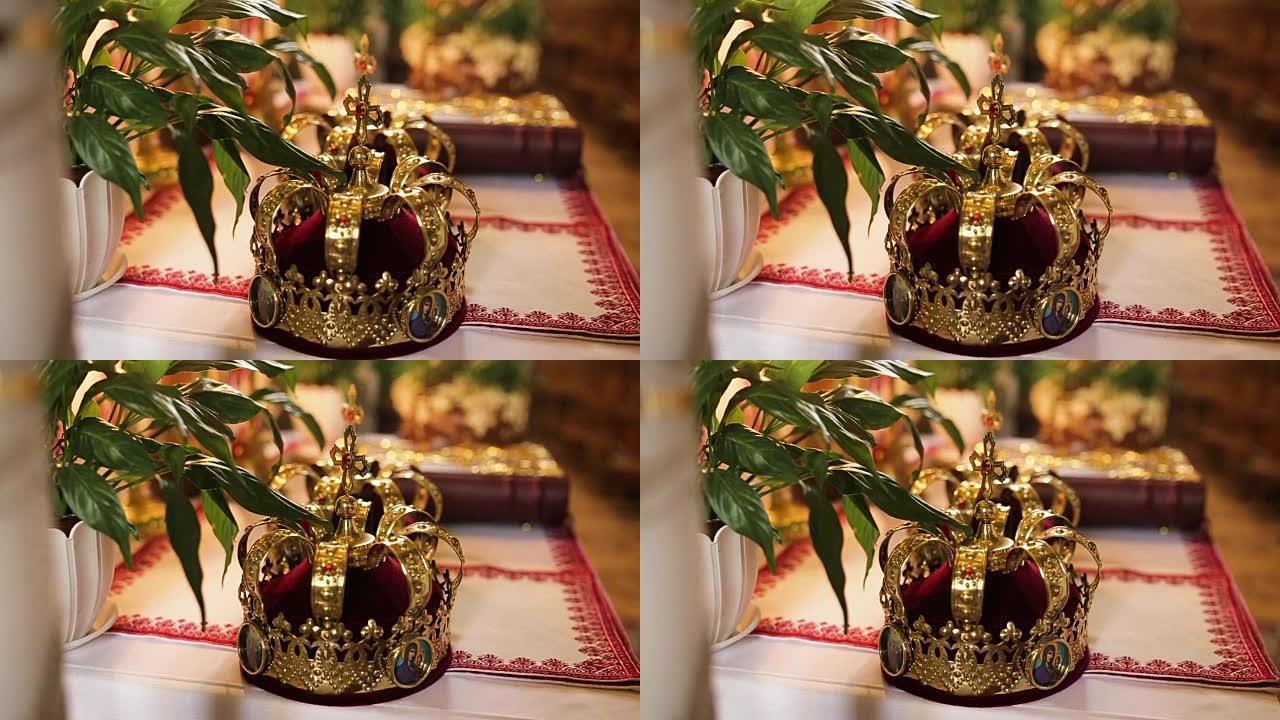 在教堂里为结婚仪式准备的两个婚礼皇冠的特写。