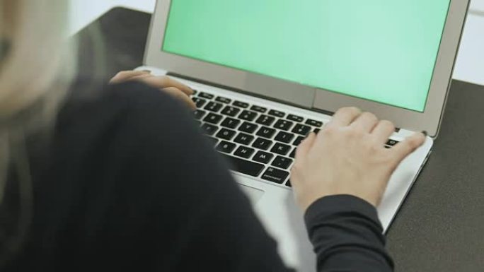 迷人的年轻女子使用带色度键的笔记本电脑