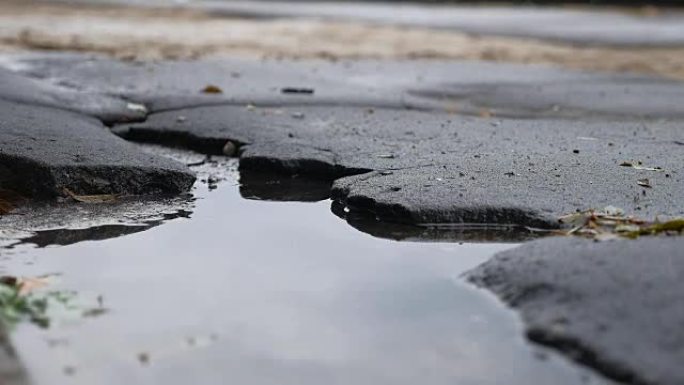 坏沥青坑是大水坑雨路户外