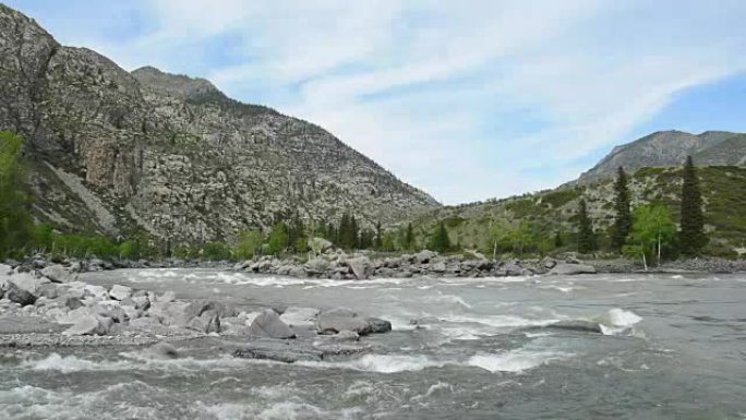阿尔泰山的卡屯河。俄罗斯西伯利亚