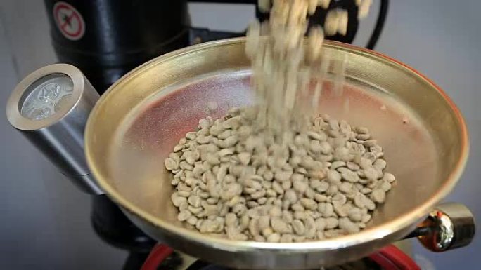 绿咖啡豆倒入咖啡机。烘焙机填充绿色咖啡豆