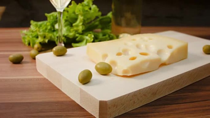 一块木板上的马斯丹奶酪