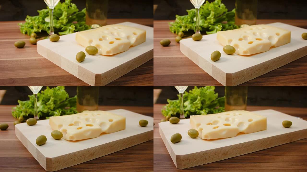 一块木板上的马斯丹奶酪