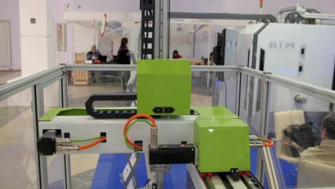 国际展览会上用于金属加工的工业技术机器人机器
