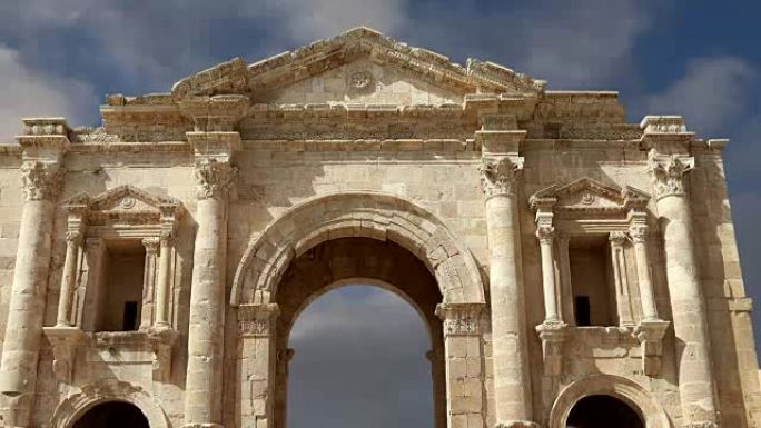 位于杰拉撒(Jerash)的哈德良拱门——建于约旦，是为了纪念公元129/130年哈德良皇帝对杰拉什