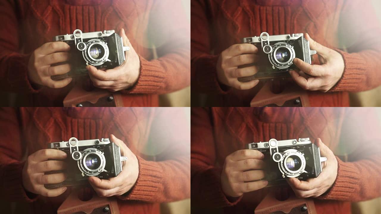 手里的老式照相机
