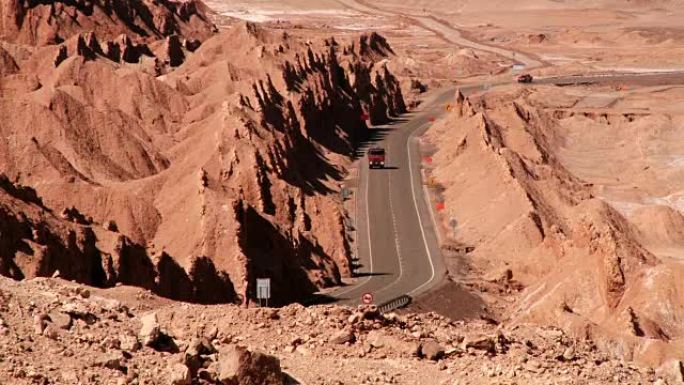 汽车经过圣佩德罗·德·阿塔卡马镇附近的阿塔卡马沙漠中风景如画的道路。