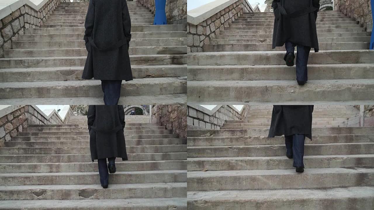 女人爬上楼梯