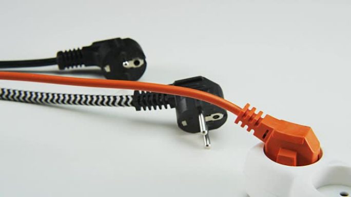 将橙色电缆插入电源板