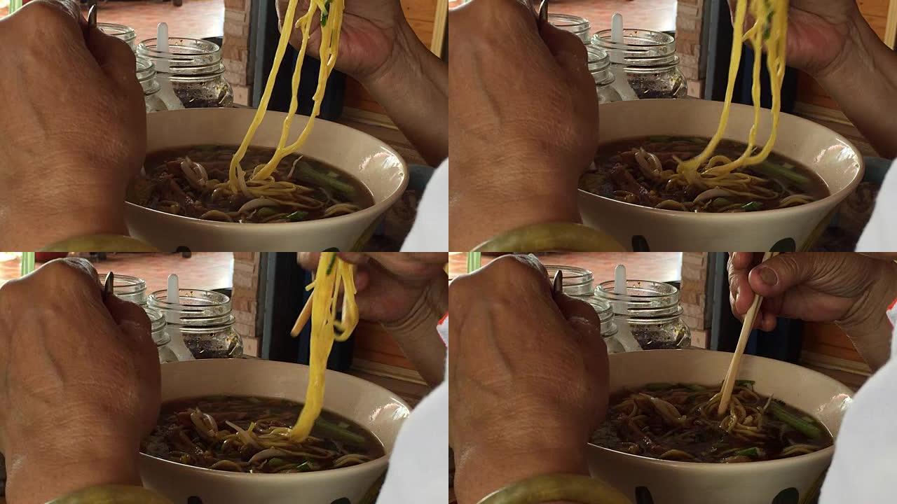 亚洲女人吃鸭面汤