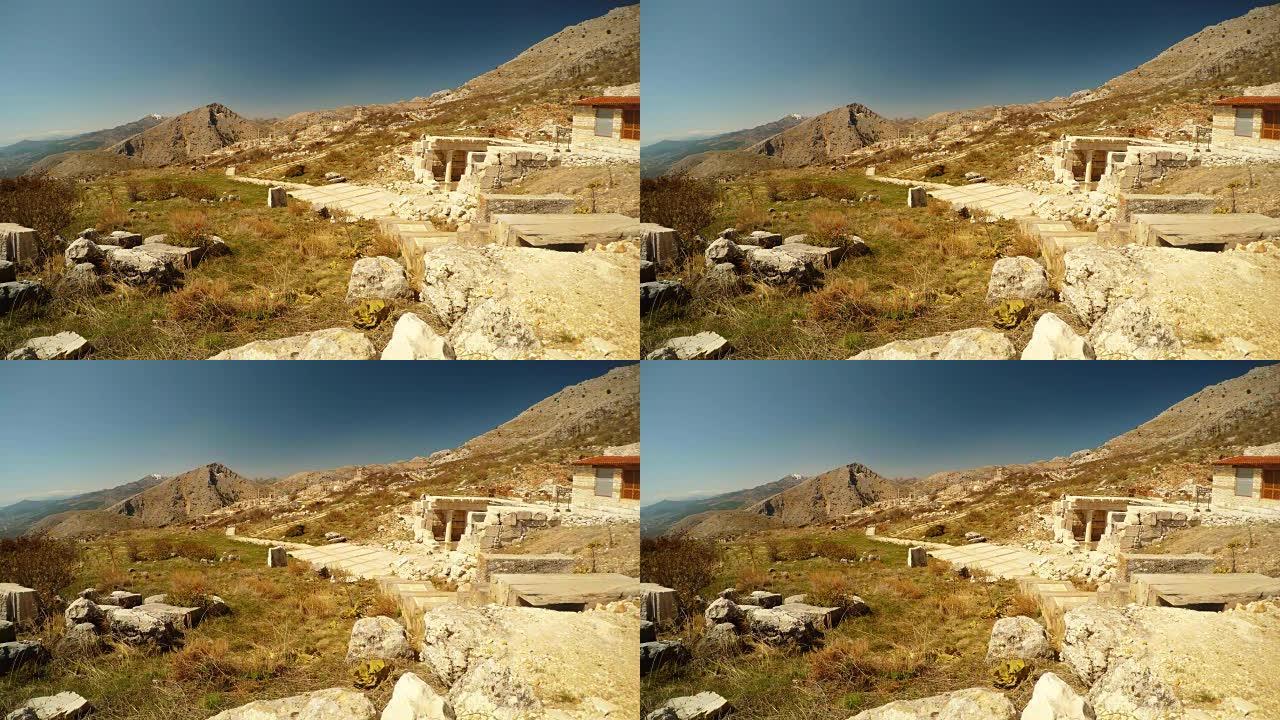 萨加拉索斯古色古香的废墟之路，雪山蓝天