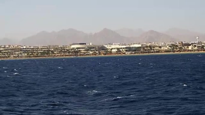 在红海游船上乘船游览埃及西奈半岛海岸