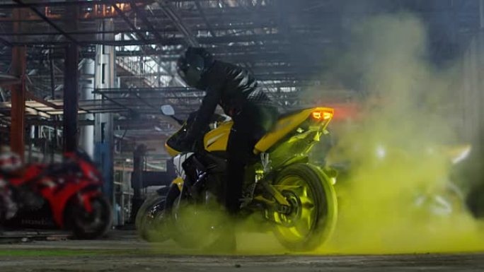 超级运动摩托车做轮胎与彩色的沙子烧坏。缓慢的运动。
