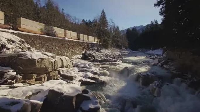 无人机在冬季用火车拍摄了华盛顿州的鹰瀑布