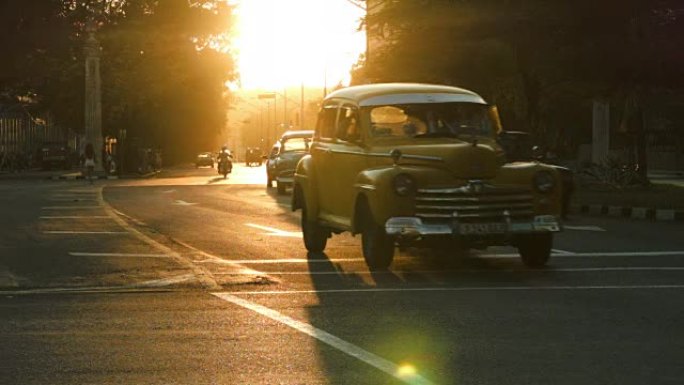 哈瓦那日落中的经典汽车发光剪影