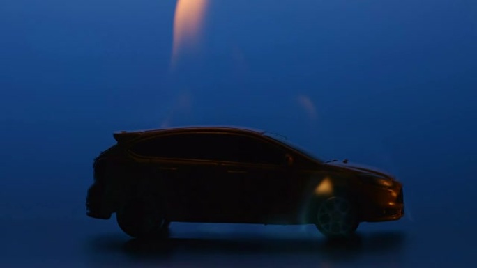慢动作: 黑暗中燃烧的黄色汽车