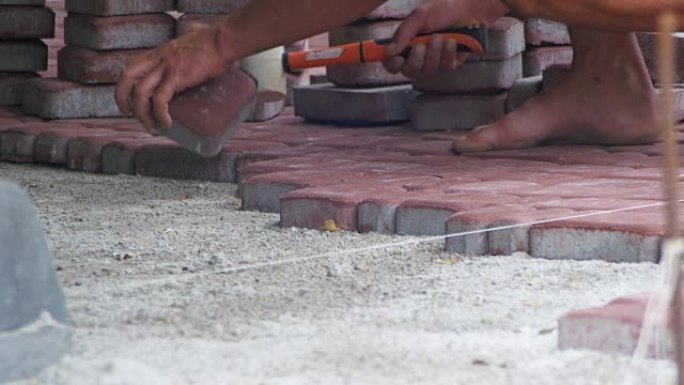 工人铺设石材铺路板