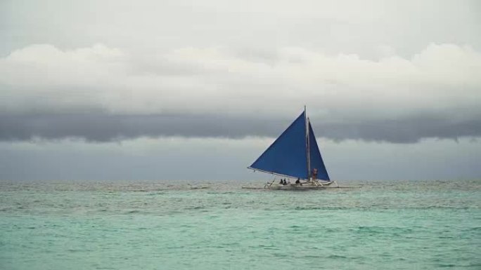 蓝色大海中的帆船。菲律宾长滩岛