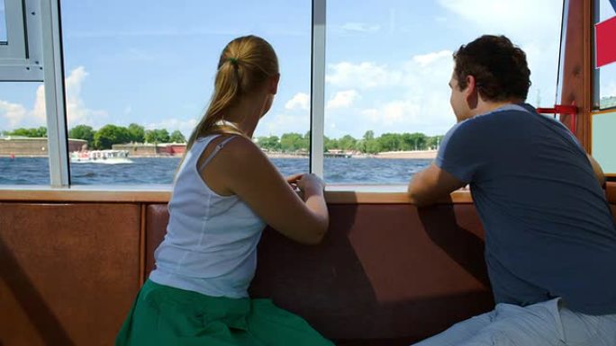 男人和女人在船上旅行