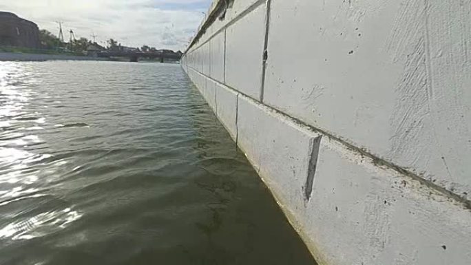 河流水面和水泥墙的低角度视图