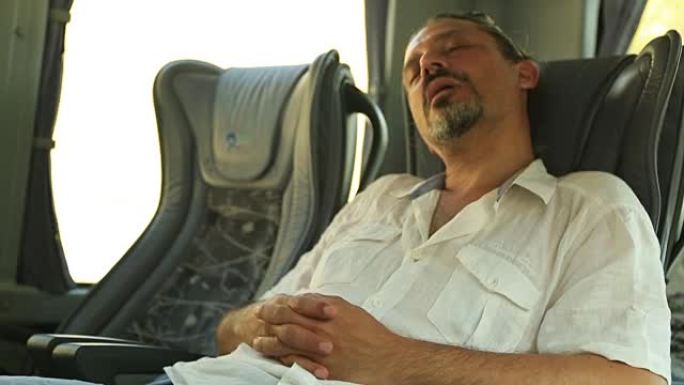 男子睡在公共汽车上