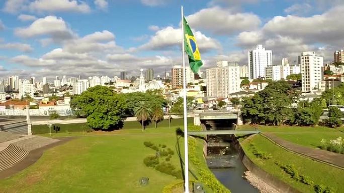 巴西国旗，背景是城市。