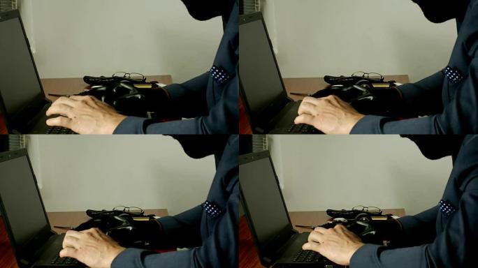 一个戴着防盗面具的男人在网上进行诈骗。
