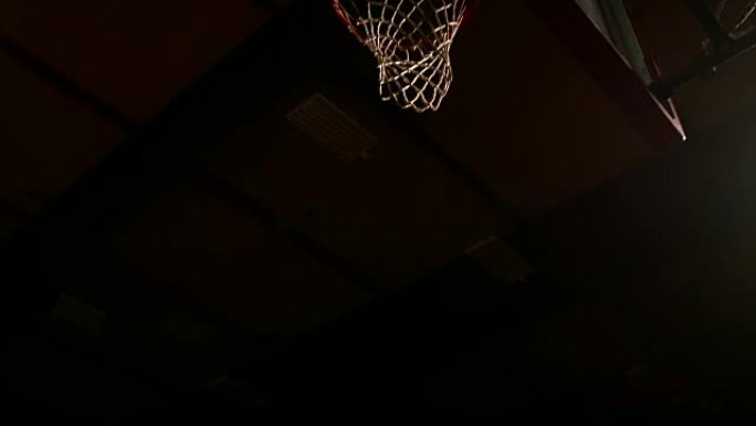 篮球运动员一次扣篮，然后错过，黑暗的灯光，慢动作