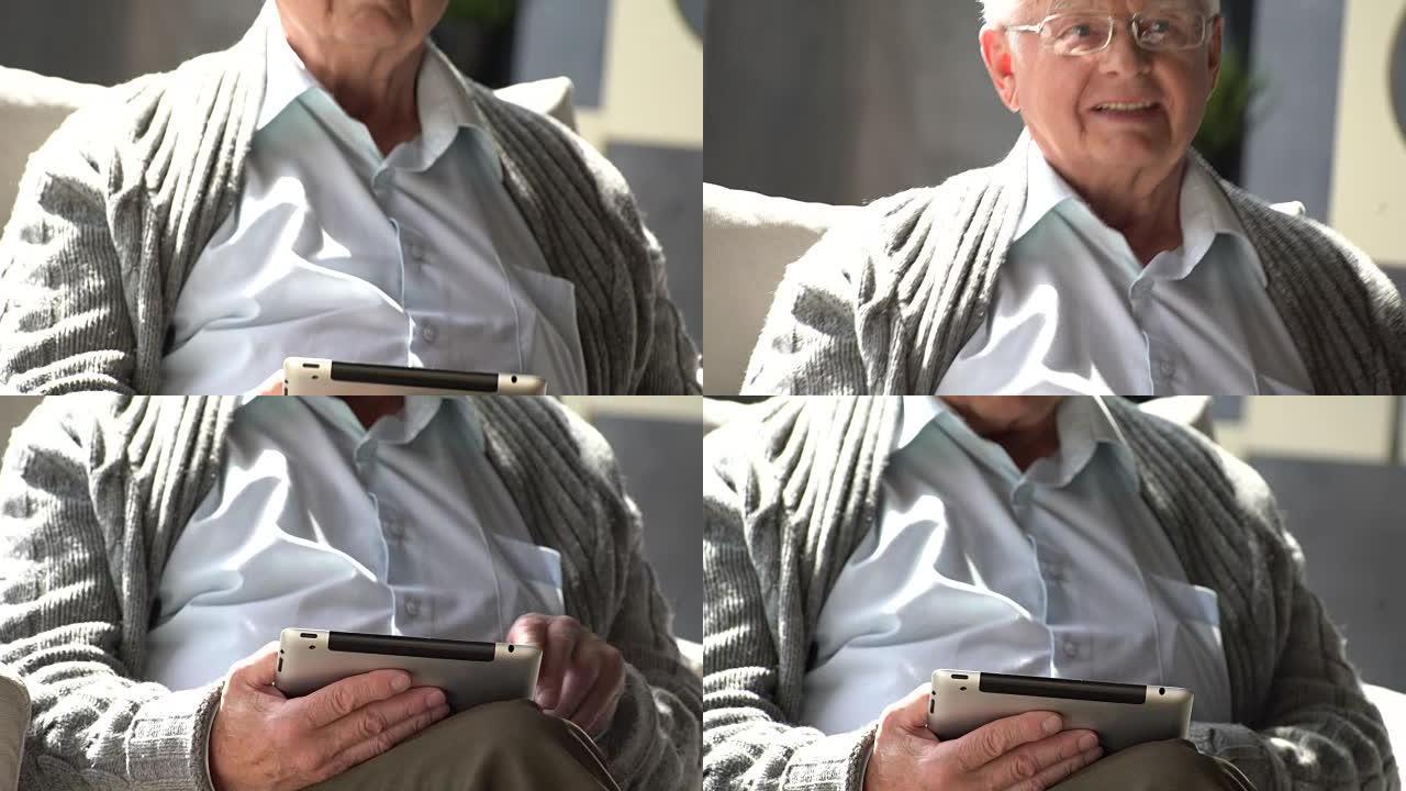 快乐老人在家使用平板电脑